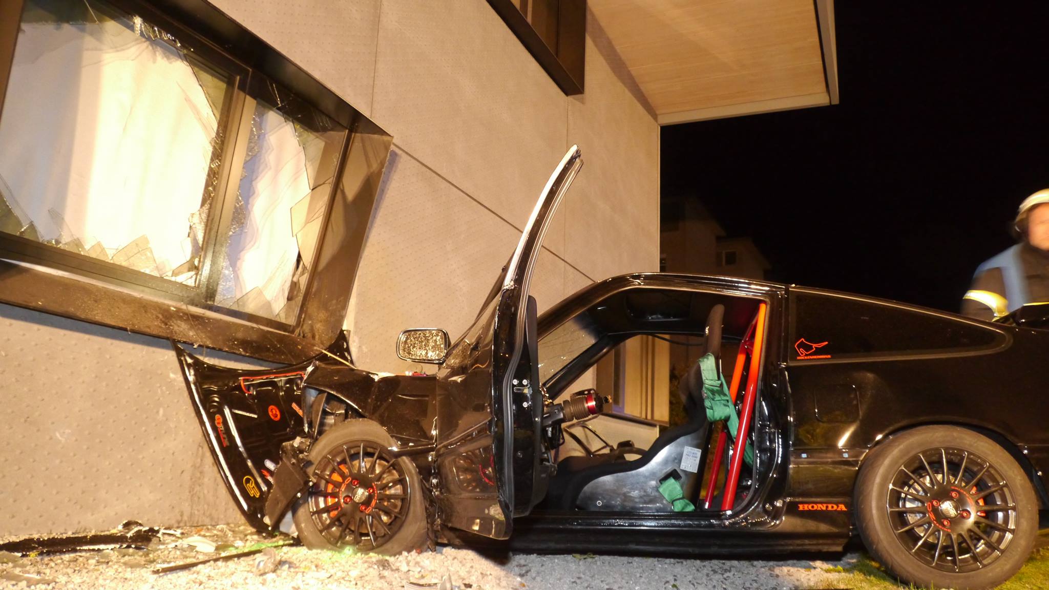 Unfall in Freiburg: Honda CRX aus Emmendingen